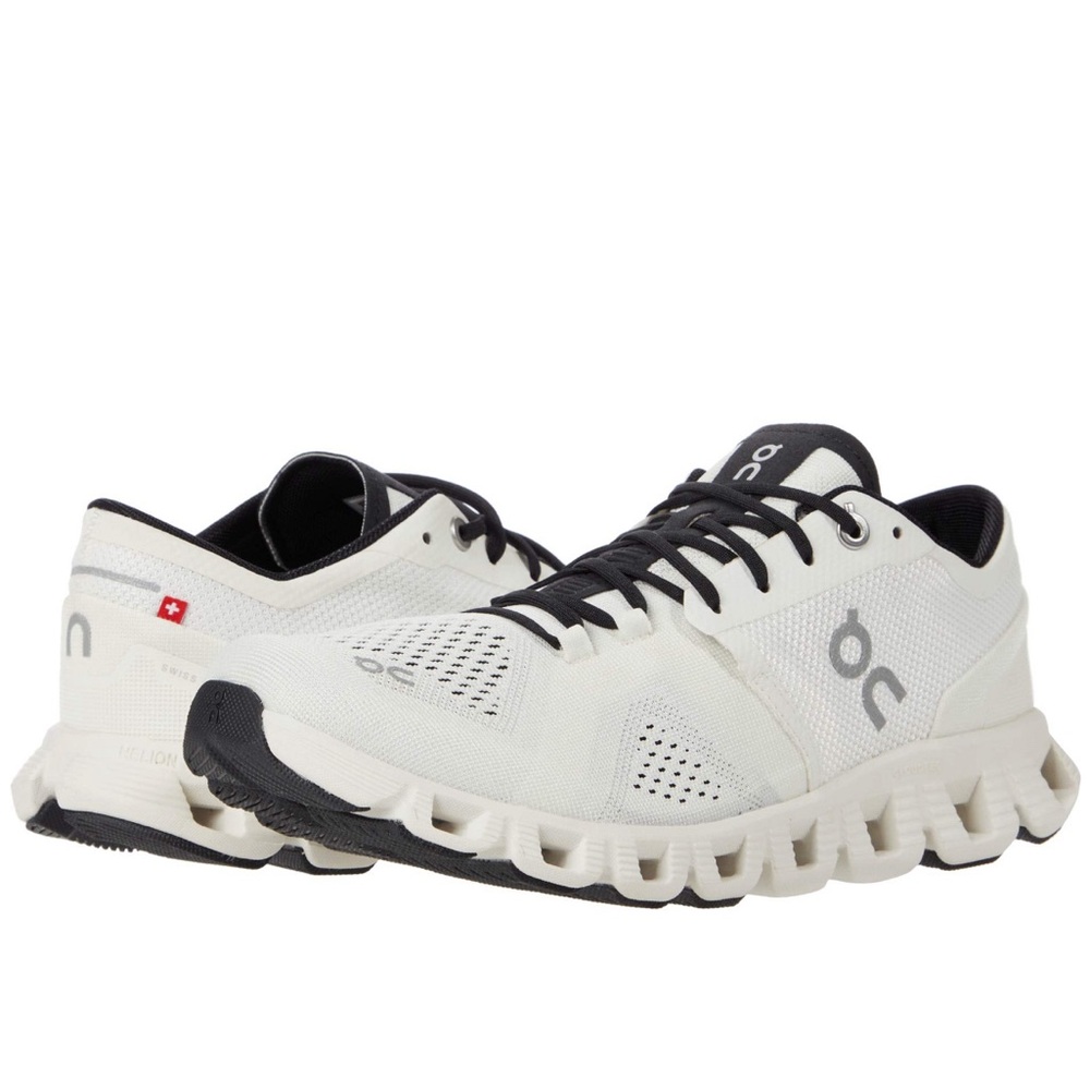 On running cloud X sneakers size 6.5 in white/black
